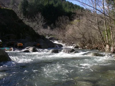 Double peigne dangereux dans ce double seuil au détour d'une grille vers la gauche, rendant ce passage X juste à l'amont du pont de Galari. A nettoyer lors d'un prochain passage.